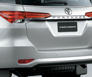 Đánh giá xe Toyota Fortuner 2018 2.8V 4x4 AT về phần đuôi 10