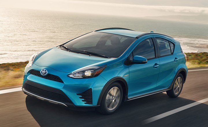 Tiếp đến là phiên bản tiêu chuẩn Toyota Prius C.