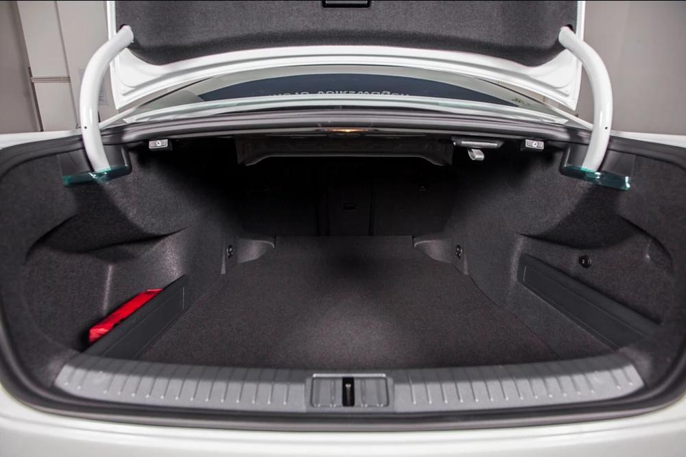 Đánh giá xe Volkswagen Passat 2018 về không gian chứa đồ