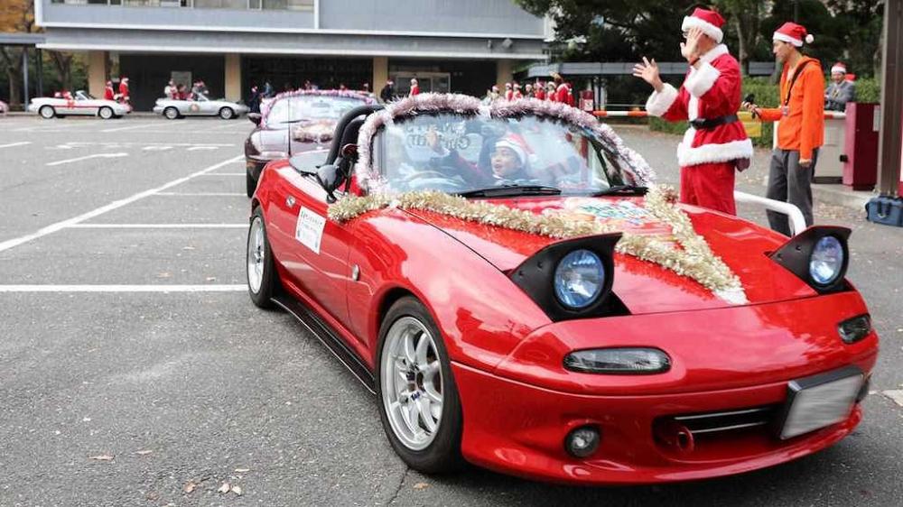 Mazda “biến hình” thành ông già Noel làm từ thiện - anh 2.