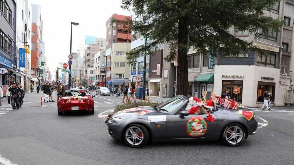 Mazda “biến hình” thành ông già Noel làm từ thiện - anh 4.