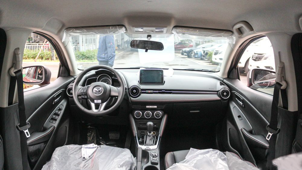 Không gian nội thất của Mazda 2 2018