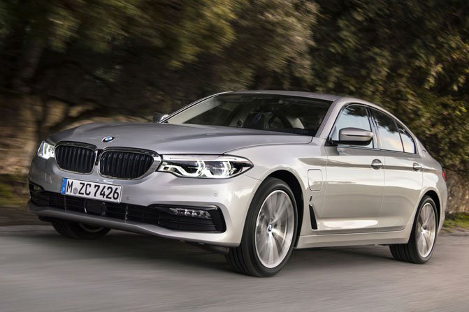 Những mẫu xe Hybird dẫn động 4 bánh tốt nhất hiện nay: BMW 530e xDrive iPerformance.