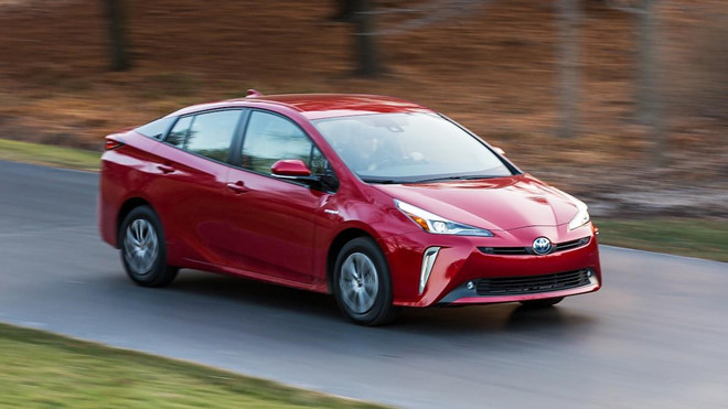 8 mẫu xe cỡ nhỏ an toàn nhất hiện nay: Toyota Prius.