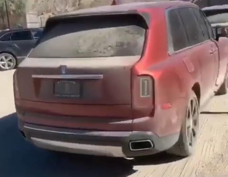 Dubai "bỏ rơi"nhiều xe sang Rolls-Royce, người Việt thì....mơ chẳng được 2a