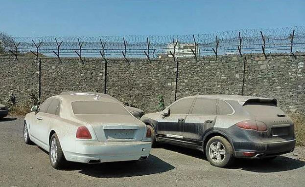 Dubai "bỏ rơi"nhiều xe sang Rolls-Royce, người Việt thì....mơ chẳng được 3a