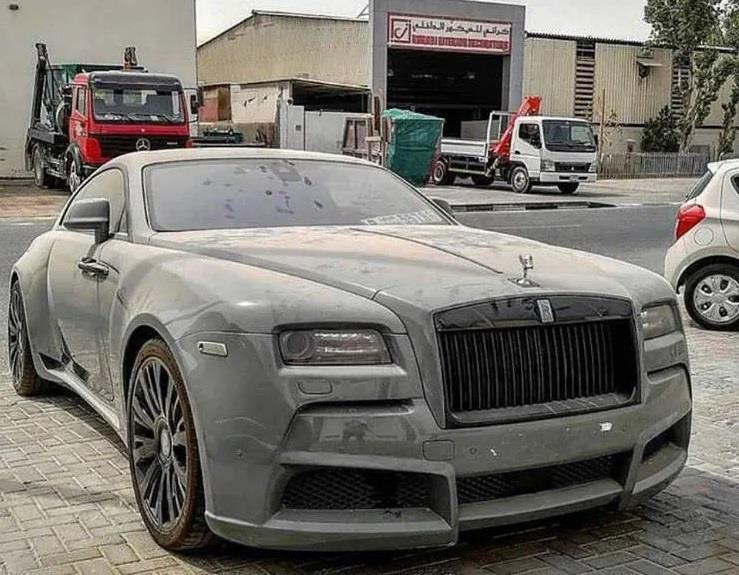 Dubai "bỏ rơi"nhiều xe sang Rolls-Royce, người Việt thì....mơ chẳng được 5a