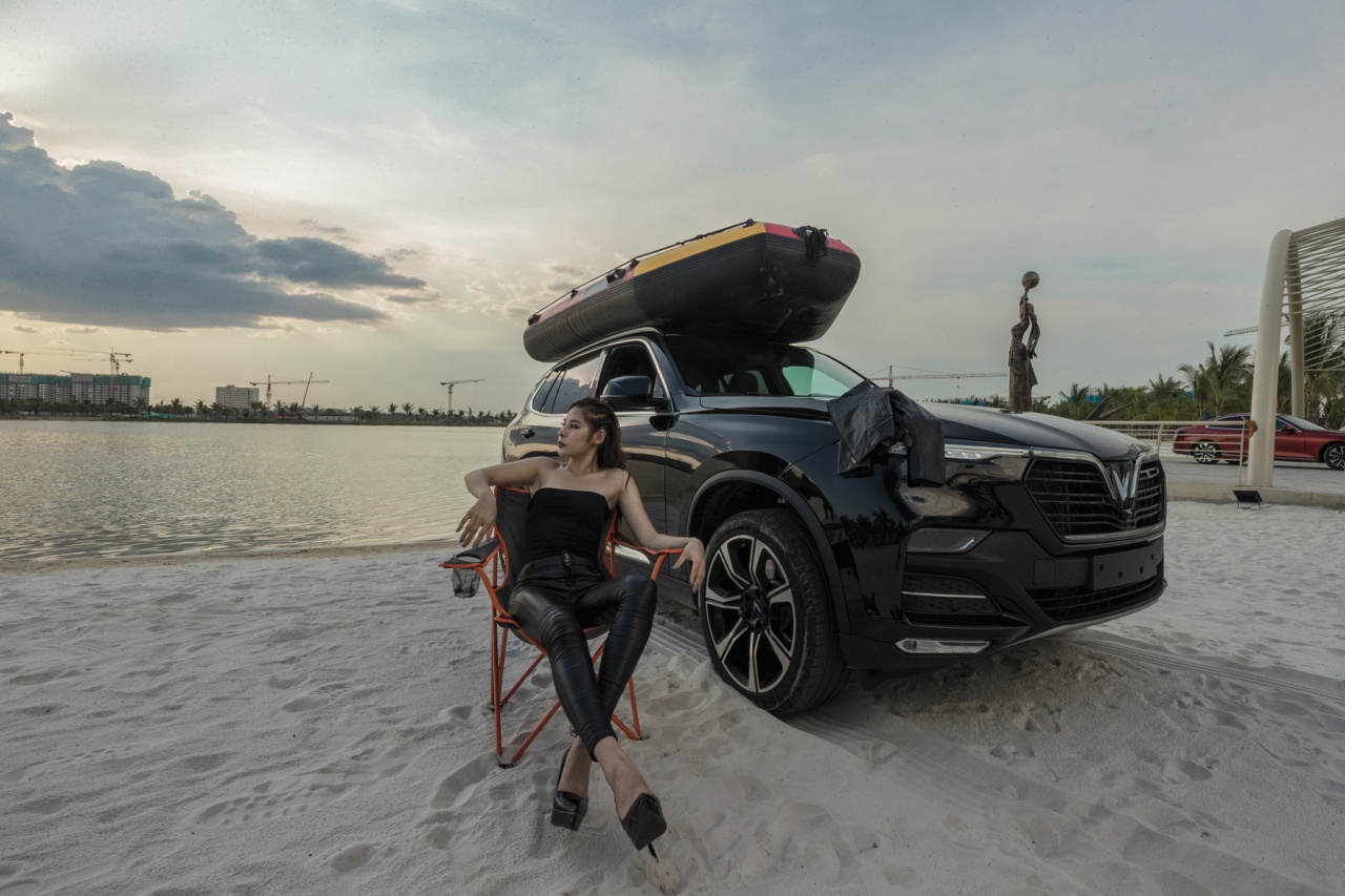 Ngắm Vinfast Lux SA 2.0 "tông xoẹt tông" với người đẹp bên bãi biển nhân tạo giữa lòng thủ đô 13a