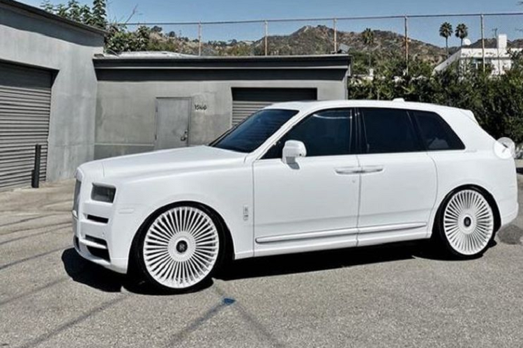 “Hô biến” Rolls-Royce Cullinan xám màu thành “bạch mã hoàng tử”  3a