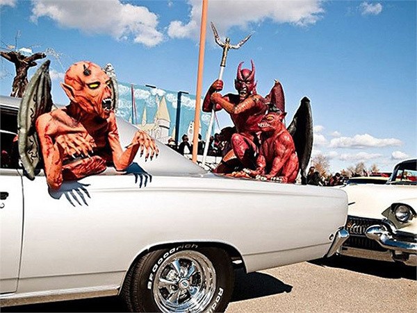 "Choáng" với dàn xe Halloween kinh dị đi trên phố trên khắp thế giới 15a