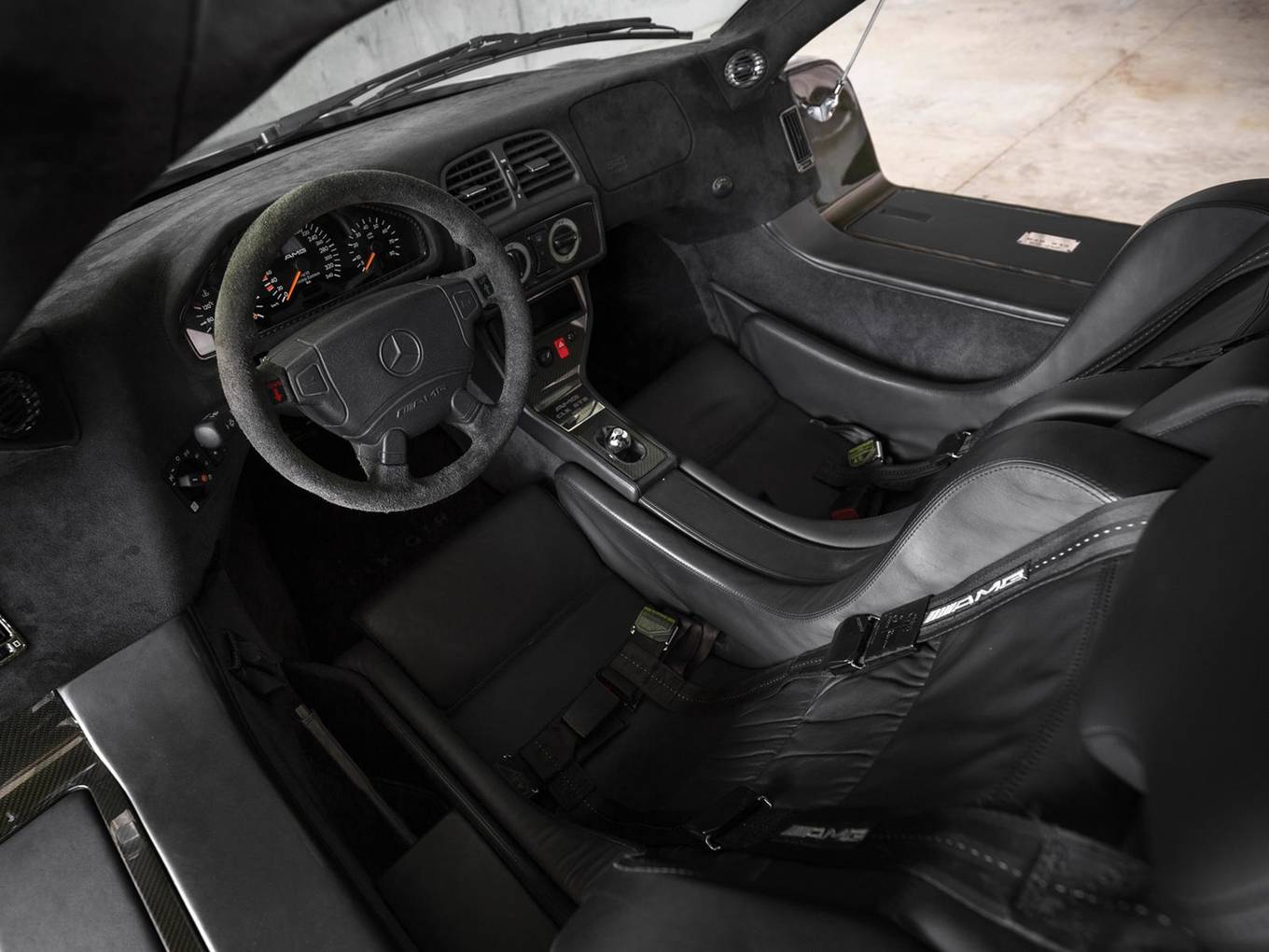 nội thất của chiếc Mercedes CLK GTR