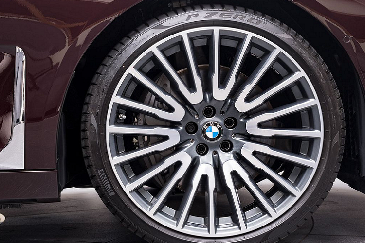 chiếc sedan “bành trướng” BMW 750Li 2020