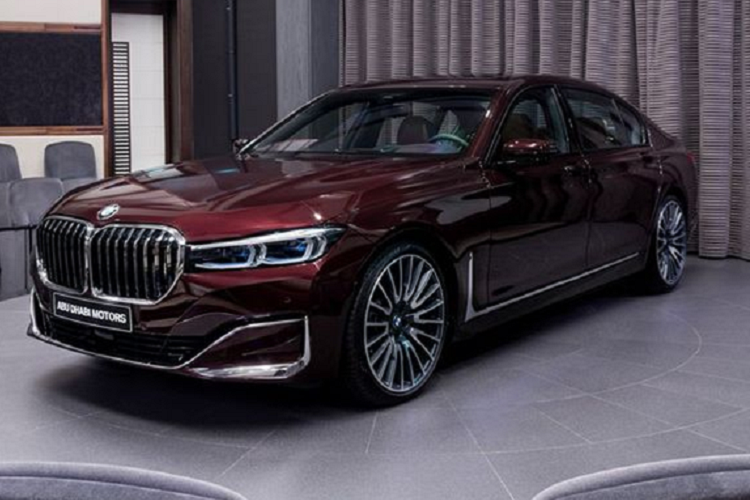 chiếc BMW 750Li xDrive màu đỏ