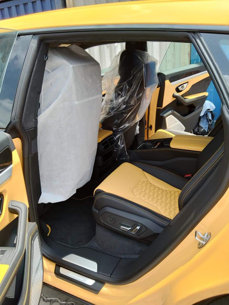 Hàng ghế sau thiết kế 2 ghế kiểu dáng thể thao rời là điểm đặc biệt trong khoang nội thất của chiếc Lambroghini Urus 4 chỗ. Tám chiếc xe 5 chỗ trước đây đều có cấu hình băng ba ghế cố định. khoang nội thất của chiếc Lambroghini Urus 4 chỗ