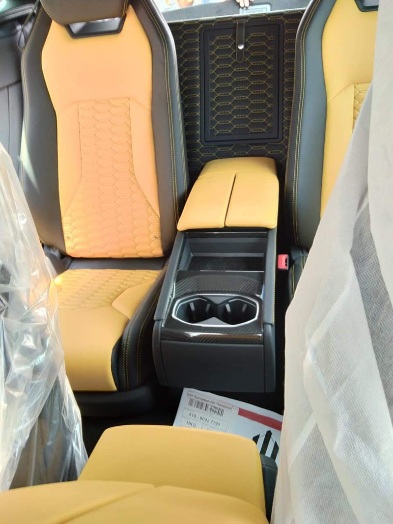 Ở hàng ghế sau còn được trang bị thêm bệ tì tay, 2 hốc ở giữa để cốc và hai màn hình giải trí tùy chọn. hàng ghế sau