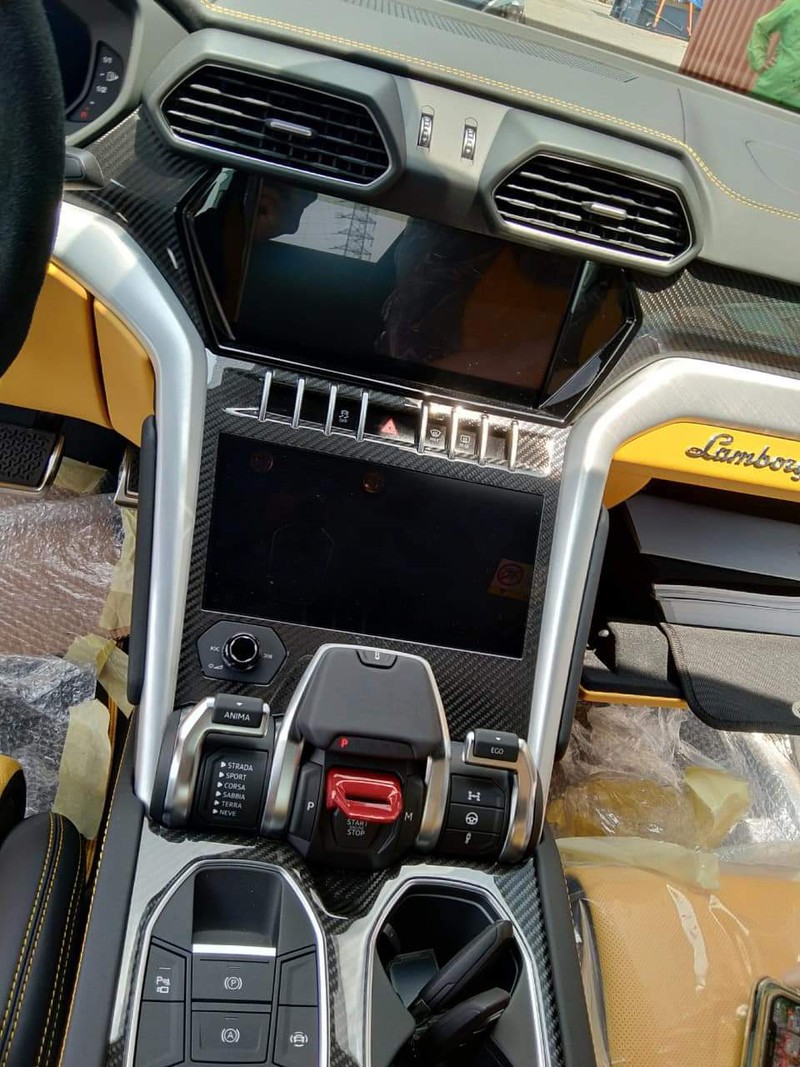 Chiếc Lambroghini Urus 4 chỗ vẫn giữ phần nội thất ốp sợi carbon trang trí như những chiếc được nhập về trước đây. Chiếc Lambroghini Urus 4 chỗ