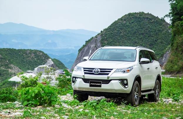 Toyota Fortuner màu trắng