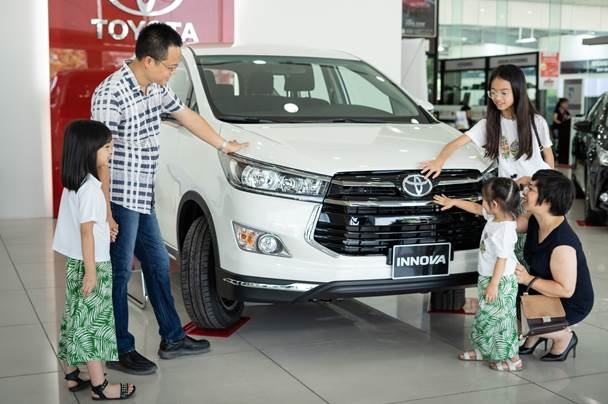 gia đình đến showroom của toyota 