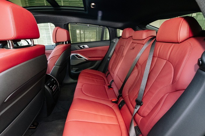 Hệ thống ghế ngồi trên BMW X6 2020 được bọc da Vernasca màu đỏ cam nổi bật. ghế ngồi trên BMW X6 2020