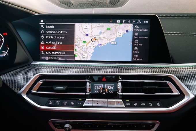 Các chi tiết thiết kế trên màn hình cảm ứng của X6 đều tập trung vào tài xế. Xe còn sở hữu hệ thống âm thanh 16 loa cùng cửa sổ trời toàn cảnh vô cùng hiện đại. màn hình cảm ứng của X6