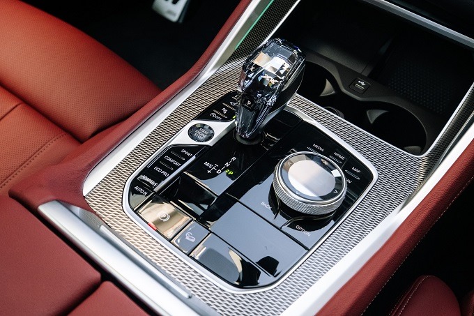 Cần số, nút bấm khởi động, núm xoay điều khiển iDrive, núm xoay điều chỉnh âm lượng trang trí bằng pha lê tôn lên vẻ sang chảnh cho bản X6. Chưa hết, xe còn được trang bị 4 vùng điều hòa độc lập, có hệ thống tạo ion và hương thơm với 8 mùi hương khác nhau, đáp ứng nhu cầu đa dạng của người dùng. Cần số, nút bấm khởi động, núm xoay điều khiển iDrive