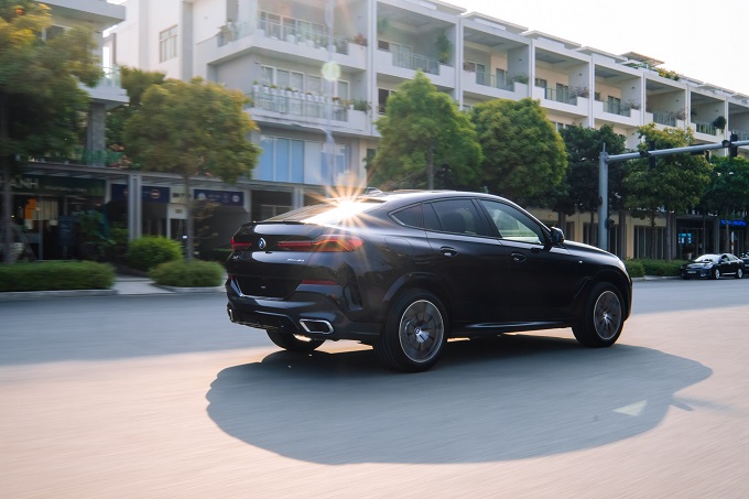 X6 thế hệ mới có chiều dài cơ sở là 3.017mm, kích thước dài x rộng x cao lần lượt là 4.961mm x 2.019mm x 1.690mm. X6 thế hệ mới