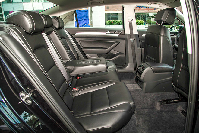 Việc giảm giá có thể giúp Passat được khách hàng chú ý hơn, song khó trở thành lựa chọn hàng đầu, bởi so với các đối thủ Camry hay Accord, phong cách thiết kế của dòng xe Đức vẫn còn khá đơn giản và lỗi thời. Passat giảm giá