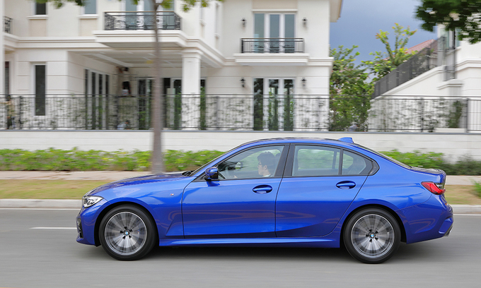  BMW series 3 màu xanh dương