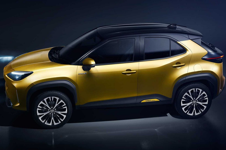 Toyota Yaris Cross 2021 chính thức chào sân với chiều dài cở sở là 2.560mm, kích thước dài x rộng x cao lần lượt là 4.180 x 1.765 x 1.560 mm, lớn hơn hẳn so với Toyota Yaris, GR Yaris và Yaris Cross. Toyota Yaris Cross 2021