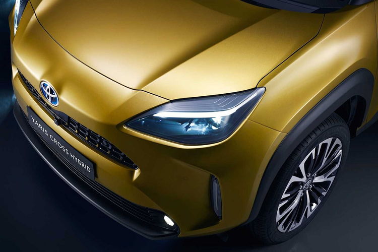 Hình dáng của Yaris Cross được thiết kế có phần đơn giản hơn so với thế hệ trước C-HR. Phần đầu, hốc bánh cùng kiểu dáng của mẫu xe này theo nhiều người giống như phiên bản thu nhỏ của RAV4. Hình dáng của Yaris Cross