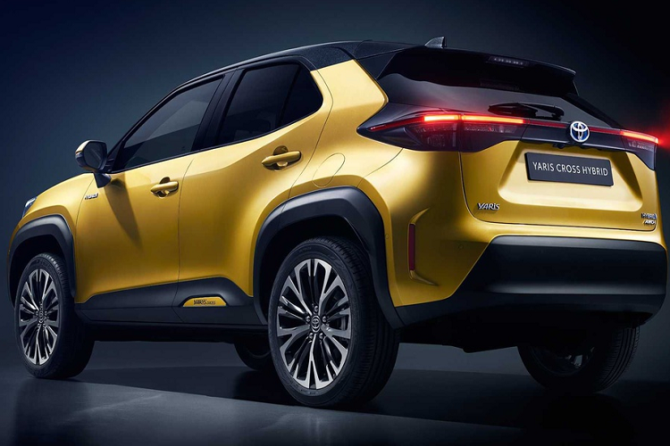 Yaris Cross được trang bị động cơ 3 xy-lanh 1.5L kết hợp một động cơ điện và hệ thống truyền động hybrid đi kèm cùng hệ truyền động 4 bánh AWD, cho sức mạnh vượt trội hơn hẳn so với bản tiêu chuẩn. Yaris Cross mới