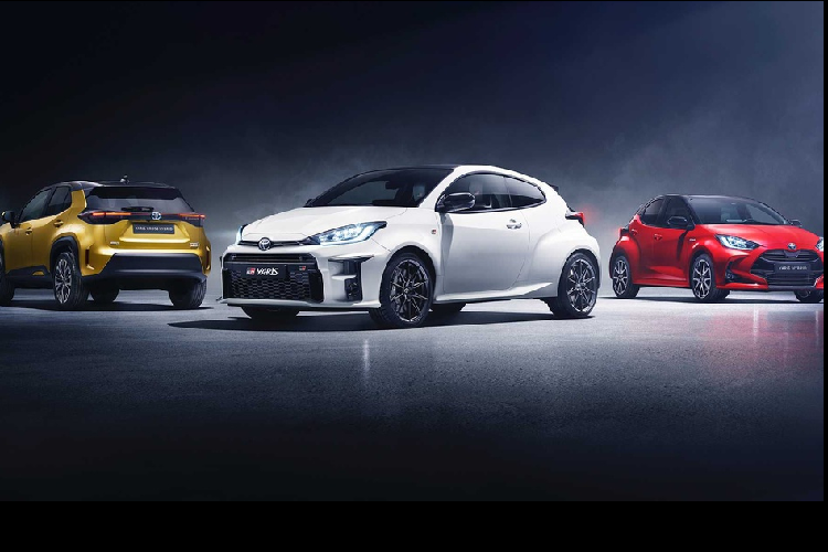 Toyota Yaris Cross có ba màu sơn tùy chọn là trắng, đỏ, vàng đồng (Brass Gold). Nóc xe sơn đen, tạo vẻ đẹp tương phản cho chiếc xe mới. Toyota Yaris Cross