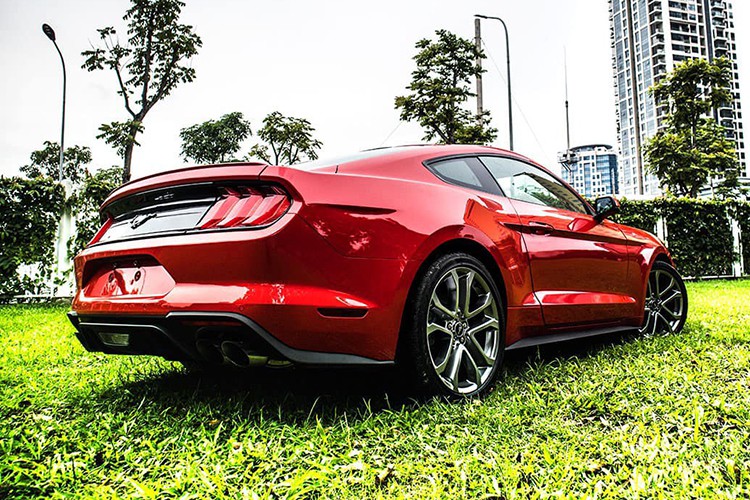 Một đại lý ô tô tư nhân tại Hà Nội mới đây đã nhập chiếc Ford Mustang 2020 bản giới hạn nhằm thỏa mãn đam mê săn hàng độc của các đại gia Việt. "Xích mã" Ford Mustang 2020