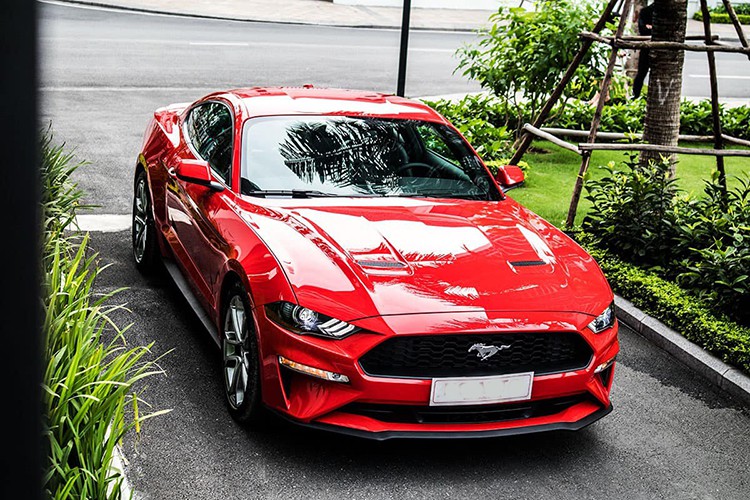 Chiếc Ford Mustang 2020 bản đặc biệt duy nhất tại Việt Nam hiện nay đang được đại lý tư nhân Hà Nội chào bán với giá hơn 2,3 tỷ đồng, rẻ hơn nhiều so với đối thủ đồng hương Chevrolet Camaro thế hệ mới đang bán ra không chính hãng trên thị trường. Chiếc Ford Mustang 2020 bản đặc biệt
