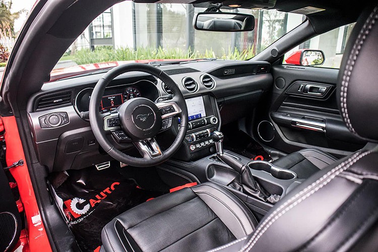Chi tiết nội thất khác biệt lớn nhất mà chiếc Ford Mustang bản giới hạn sở hữu chính là tính năng Ambient Light điều chỉnh chế độ sáng trong xe giúp người sử dụng có thể thay đổi màu tuỳ thích. Ford Mustang bản giới hạn
