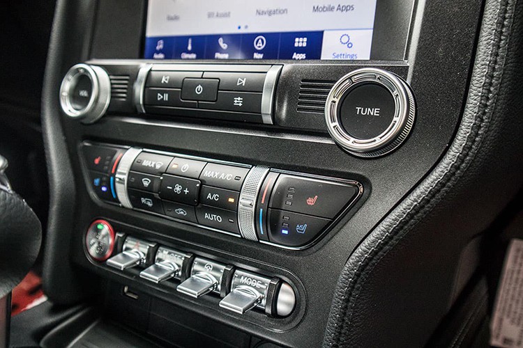 Chiếc xe thể thao Mustang đầu tiên về Việt Nam còn có được trang bị màn hình giải trí 7 inch sắc nét hơn kết hợp dàn âm thanh 9 loa, hệ thống SYNC 3 có hỗ trợ kết nối Apple CarPlay/USB/AUX/Bluetooth... Chiếc xe thể thao Mustang đầu tiên về Việt Nam