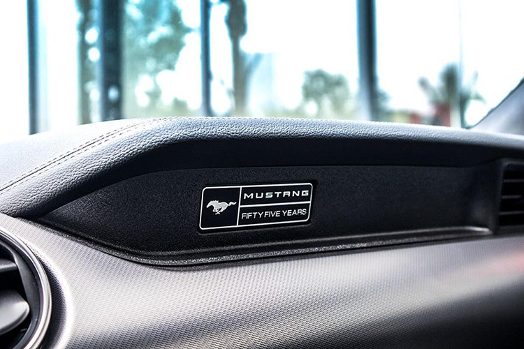 Một trong những chi tiết thể hiện rõ nhất sản phẩm được sản xuất vì mục đích đặc biệt chính là dòng chữ FIFTY FIVE YEAR được in ở khu vực táp-lô bên ghế phụ xe. dòng chữ FIFTY FIVE YEAR được in ở khu vực táp-lô bên ghế phụ xe