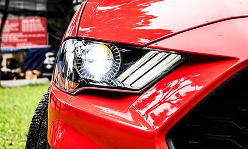 Ford Mustang đạt công suất cực đại 310 mã lực, 475 Nm mô-men xoắn cực đại và cho khả năng tăng tốc ấn tượng, từ 0-100 km/h chỉ trong hơn 4 giây. Ford Mustang 2020