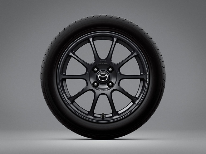 Kích thước bộ mâm hợp kim RAYS của Mazda MX-5 R-Sport cũng được nâng cấp lên thành 16 inch. bộ mâm của Mazda MX-5 R-Sport