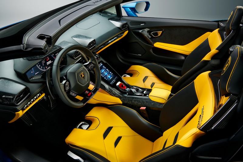 khoang nội thất của Lamborghini Huracan Evo RWD Spyder