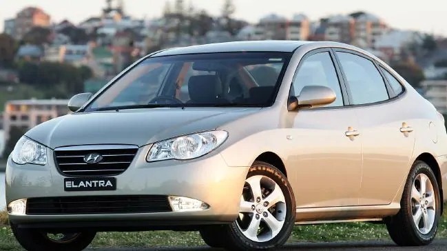 Hyundai Elantra màu bạc