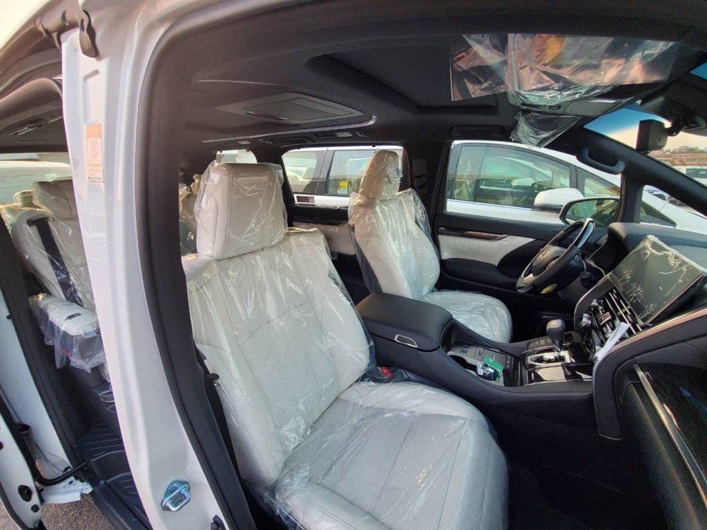 Toàn bộ ghế trên chiếc LM 300h đều được bọc da thượng hạng. ghế trên chiếc LM 300h