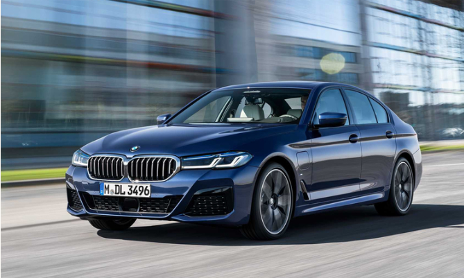 BMW 5-Series 2021 được tinh chỉnh lại nhiều nét ngoại hình so với đời xe trước. BMW 5-Series 2021
