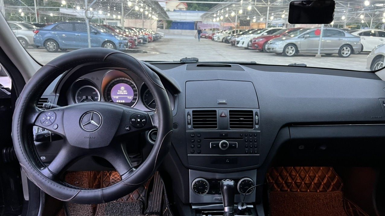 Mercedes CClass rớt giá khủng sau 10 năm sử dụng