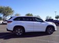 Toyota Highlander LE 2017 - Bán xe ô tô Toyota Highlander LE 2017, màu trắng nội thất kem giao ngay