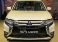 Mitsubishi Stavic 2.0 CVT 2016 - Cần bán xe Mitsubishi Outlander 2.0 CVT model 2017, màu trắng, có trả góp 0906.884.030