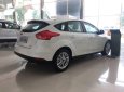 Ford Focus 2017 - Cần bán Ford Focus sản xuất 2017, màu trắng, 605 triệu