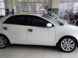 Kia Forte AT 2013 - Nhà cần bán xe Kia Forte 2013 AT, màu trắng, xe chính chủ gia đình sử dụng
