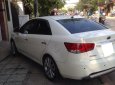 Kia Forte AT 2013 - Nhà cần bán xe Kia Forte 2013 AT, màu trắng, xe chính chủ gia đình sử dụng