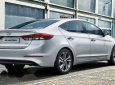 Hyundai Elantra 2017 - Cần bán Hyundai Elantra đời 2017, màu bạc